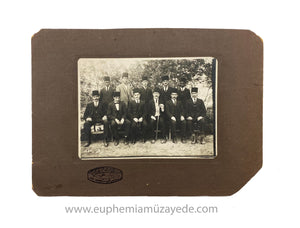 NADİR FOTOĞRAFÇI / FOTOĞRAFÇILIK TARİHİ Osmanlıca "Asrî Fotoğrafhanesi Ressam İ. Hakkı Eskişehir" damgalı fesli tipler hatıra fotoğrafı