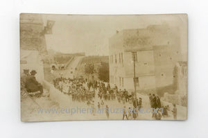[FOTOĞRAF - ERKEN CUMHURİYET DÖNEMİ] 23 Nisan 1931. Diyarbakır Hükümet Caddesi'nden bir manzara: 23 Nisan bayram kutlamaları. Bando geçit töreni, Sepya fotoğraf