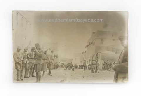 [FOTOĞRAF - ERKEN CUMHURİYET DÖNEMİ] 1930'lar - Diyarbakır. Asker ve sivil halk birarada