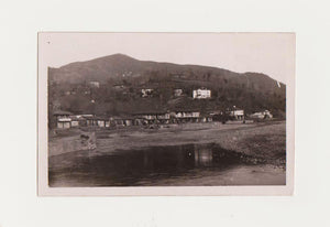 [FOTOĞRAF] 1941 tarihli Hopa ile Kila (?) Köyü'nden ayıran dere, arka planda tepe ve evler