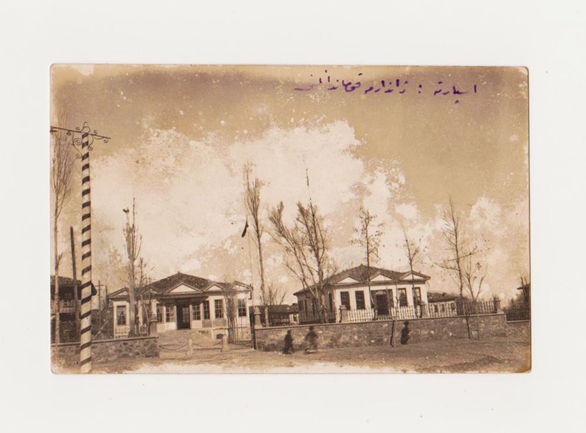 [FOTOĞRAF] Isparta Jandarma Kumandanlığı binası, Erken dönem Cumhuriyet, Osmanlıca yazılı