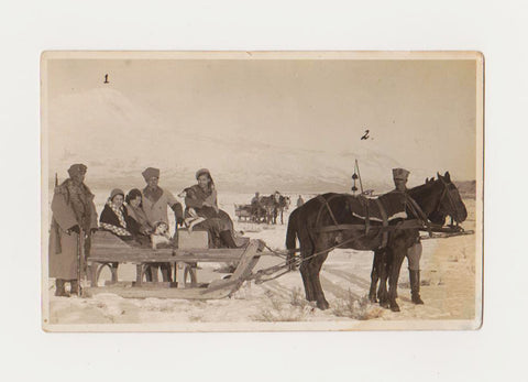 [FOTOĞRAF] Şark-ı Bayezid, İstasyon (Aileler Ağrı - Doğubayazıt'ta subaylar tarafından atlarla istasyona taşınıyor)