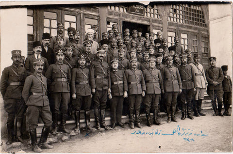 [FOTOĞRAF - KURTULUŞ SAVAŞI] "Kafkas Fırka Karargahı yazılı ve önünde Kurtuluş Savaşı kurmayları, ulemadan bir zat ve iki sivil olan cemiyet fotoğrafı 1339 (1923)