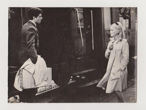 [Sunar Film Arşivinden] [SİNEMA TARİHİ] Cherbourg Şemsiyeleri (1964) filminden bir sahne Catherine Deneuve, Nino Castelnuovo