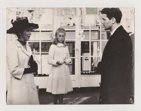 [Sunar Film Arşivinden] [SİNEMA TARİHİ] Cherbourg Şemsiyeleri (1964) filminden bir sahne Anne Wermon, Marc Michel