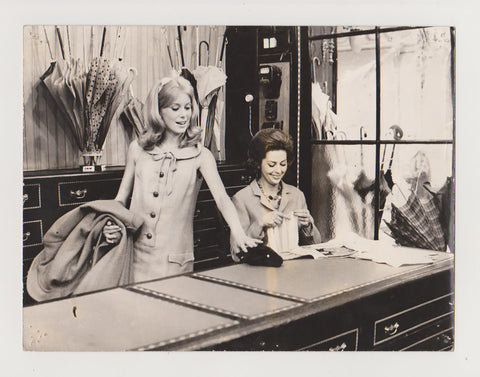 [Sunar Film Arşivinden] [SİNEMA TARİHİ] Cherbourg Şemsiyeleri (1964) filminden bir sahne Catherine Deneuve, Anne Wermon