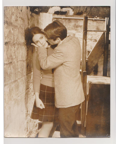 [Sunar Film Arşivinden] [SİNEMA TARİHİ - FRANSIZ YENİ DALGASI] Stolen Kisses (Çalıntı Öpücükler) 1968 yapımı komedi filminden bir sahne. Jean-Pierre Léaud ve Claude Jade