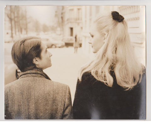 [Sunar Film Arşivinden] [SİNEMA TARİHİ - FRANSIZ YENİ DALGASI] Stolen Kisses (Çalıntı Öpücükler) 1968 yapımı komedi filminden bir sahne. Jean-Pierre Léaud ve Claude Jade