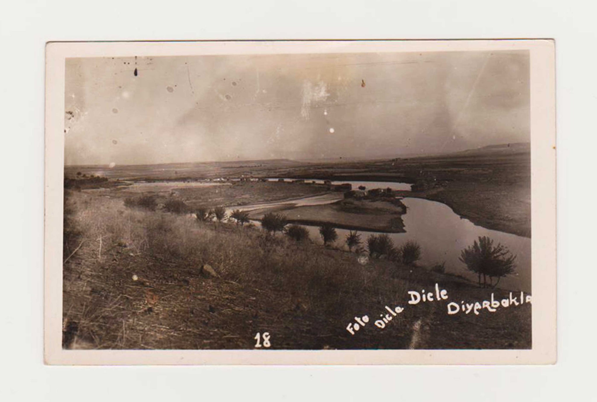 [FOTOĞRAF] 1930'lar - Dicle kıyısı, Diyarbakır - Foto Dicle