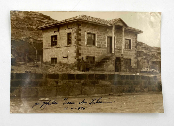 [FOTOĞRAF] [Kurtuluş Savaşı sonrası] 1934 "Yeni yapılan İncesu Askerlik Şubesi" binası ve önünde Binbaşı İbrahim Bey