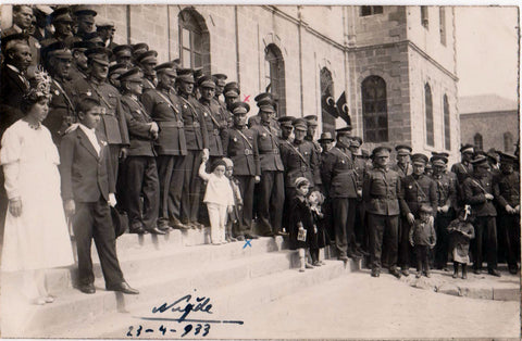 [FOTOĞRAF - KURTULUŞ SAVAŞI SONRASI] Niğde ahalisi İstiklâl Harbi sonrası Cumhuriyet kutlamalarında