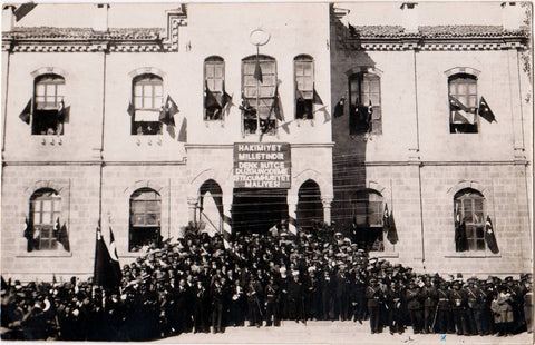 [KURTULUŞ SAVAŞI SONRASI - NİĞDE] 1930'lar - "Hakimiyet milletindir, denk bütçe, düzgün ödeme, işte Cumhuriyet maliyesi" pankartlı fotoğraf.