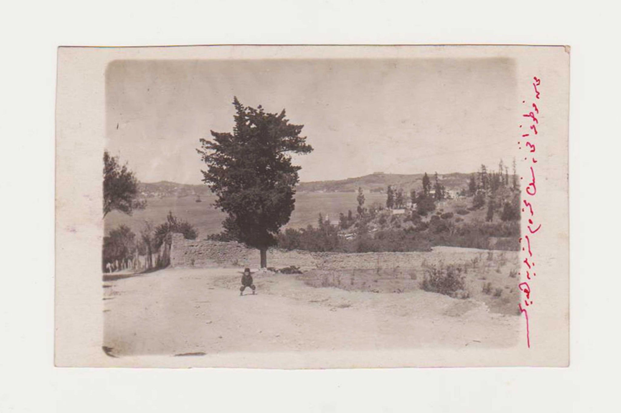 [FOTOĞRAF] 1920'lerin sonu - Osmanlı dönemi Ankara'da "Mahasin Fotoğrafhanesi'nin muhterem müşterilerine hediyesi" olarak Osmanlıca ibareli sanatsal fotoğraf