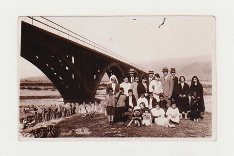 [FOTOĞRAF] 1930'lar Aydın Nazilli - Bozdoğan Akçay Köprüsü önünde aileler. Foto S. Rasim, Nazilli