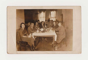 [FOTOĞRAF / TÜRK EDEBİYATI] Sait Faik Abasıyanık (1906-1954) ve yanında altı kişi muhtemelen ada restoranlarından birinde oldukça süslü bir masada yemekte