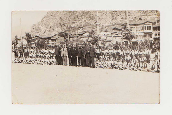 [FOTOĞRAF] 1950'ler Amasya'da kız okulu öğrencileri ve hocaları (sivil ve asker tipler) birarada