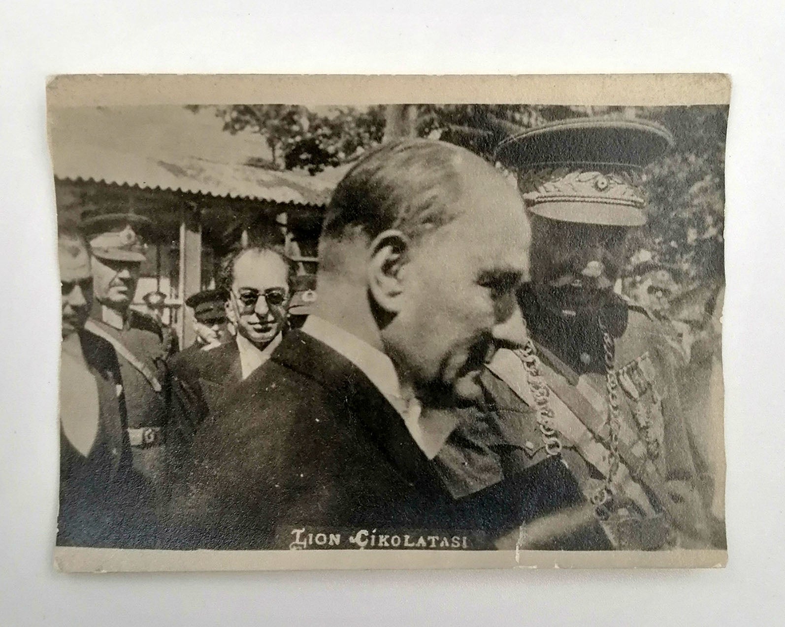 Atatürk ve İran Şahı, Lion çikolata kartı, arkada Tevfik Rüştü Aras (1883-1972) görülmekte