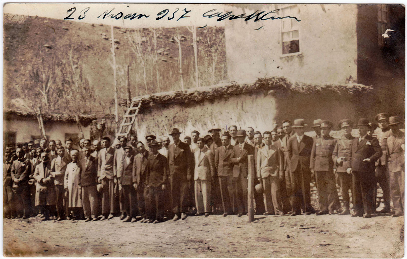 23 Nisan 1937, Anadolu'da bayram kutlamaları için bir araya gelmiş askeri ve sivil grup