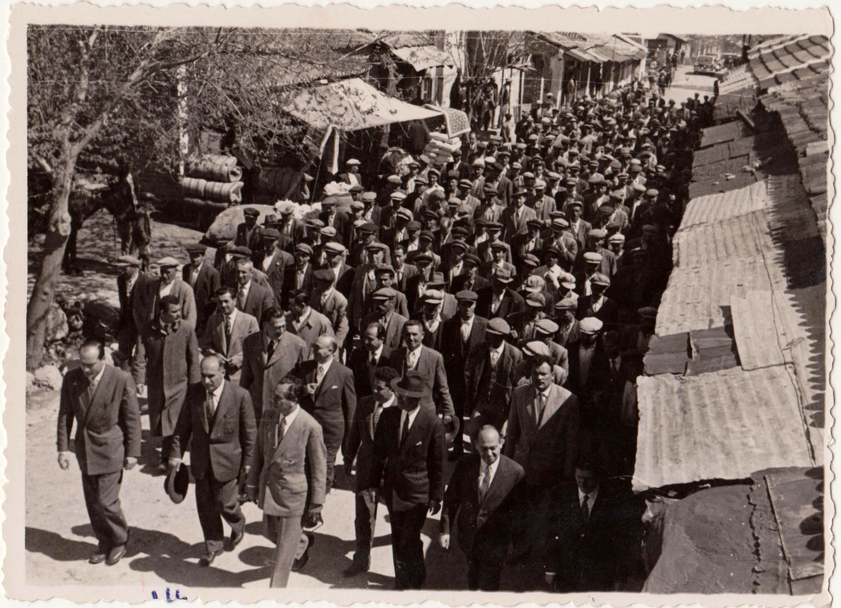 [AYDIN - ÇİNE]  Çarşı içinden geçen kalabalık bir topluluk, "Foto Park Çine" kaşeli, Aydın, 1950'ler.