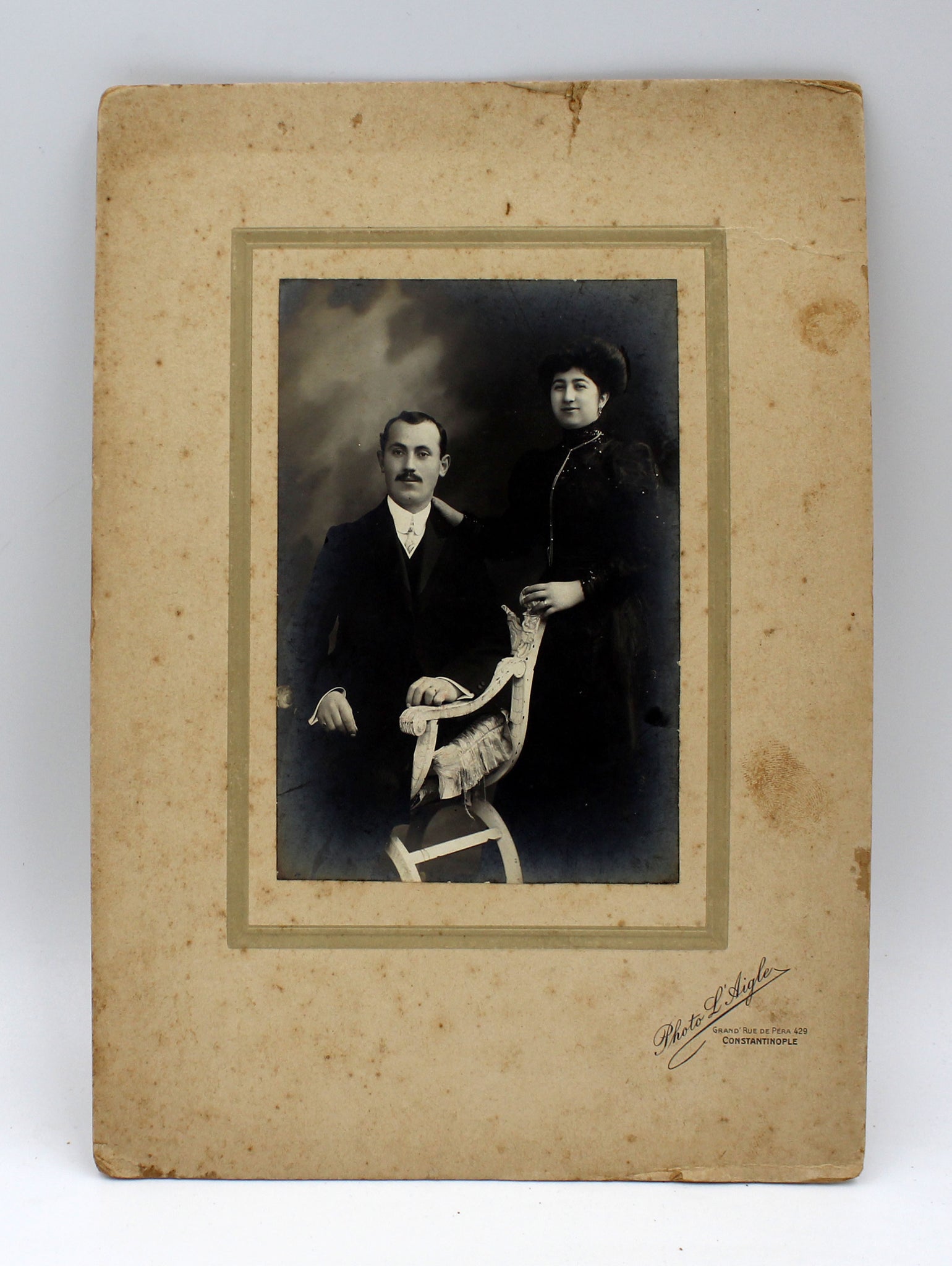 [KABİN FOTO] Photo L'Aigle (Constantinople) de çekilmiş orijinal paspartusunda Osmanlı dönemi evli çift fotoğrafı