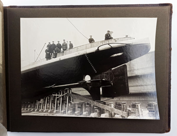 [FOTOĞRAF ALBÜMÜ] [İLK TÜRK DENİZALTILARI] 1928 Hollanda'daki Fijenoord Tersanesi'nde "Birinci" ve "İkinci İnönü" isimli Türk U-Botlarının yapımını ve denize indirilmesini belgeleyen 31 adet büyük boy jelatin gümüş fotoğraftan oluşan albüm