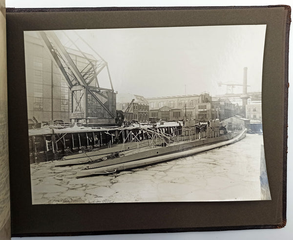 [FOTOĞRAF ALBÜMÜ] [İLK TÜRK DENİZALTILARI] 1928 Hollanda'daki Fijenoord Tersanesi'nde "Birinci" ve "İkinci İnönü" isimli Türk U-Botlarının yapımını ve denize indirilmesini belgeleyen 31 adet büyük boy jelatin gümüş fotoğraftan oluşan albüm