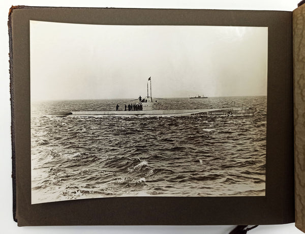 [FOTOĞRAF ALBÜMÜ] [İLK TÜRK DENİZALTILARI] 1928 Hollanda'daki Fijenoord Tersanesi'nde "Birinci" ve "İkinci İnönü" isimli Türk U-Botlarının yapımını ve denize indirilmesini belgeleyen 31 adet büyük boy jelatin gümüş fotoğraftan oluşan albüm