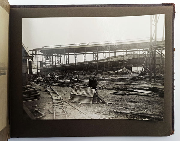 [FOTOĞRAF ALBÜMÜ] [İLK TÜRK DENİZALTILARI] 1928 Hollanda'daki Fijenoord Tersanesi'nde "Birinci" ve "İkinci İnönü" isimli Türk U-Botlarının yapımını ve denize indirilmesini belgeleyen 31 adet büyük boy jelatin gümüş fotoğraftan oluşan albüm