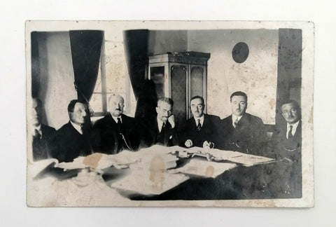 [FOTOĞRAF] Yusuf Akçura, Hamdullah Suphi Tanrıöver ve diğer beş kişiyi bir masa etrafında (muhtemelen bir Türk Ocağı toplantısında) gösteren son derece nadir fotoğraf