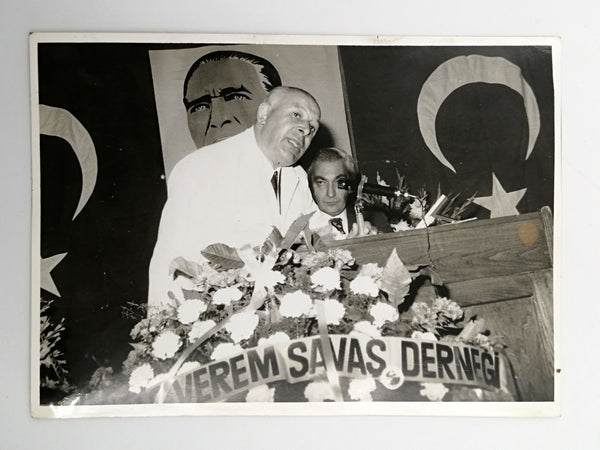 [TIP - VEREM SAVAŞ / FOTOĞRAF] Başhekim Zülfü Sami Özgen'i Verem Savaş Derneği açılışı, devlet erkanı, ve Şişli Rehabilitasyon Merkezi'nde dönemin cumhurbaşkanı Cevdet Sunay ile gösteren 6 adet orijinal s/b fotoğraf, muhtelif boylarda