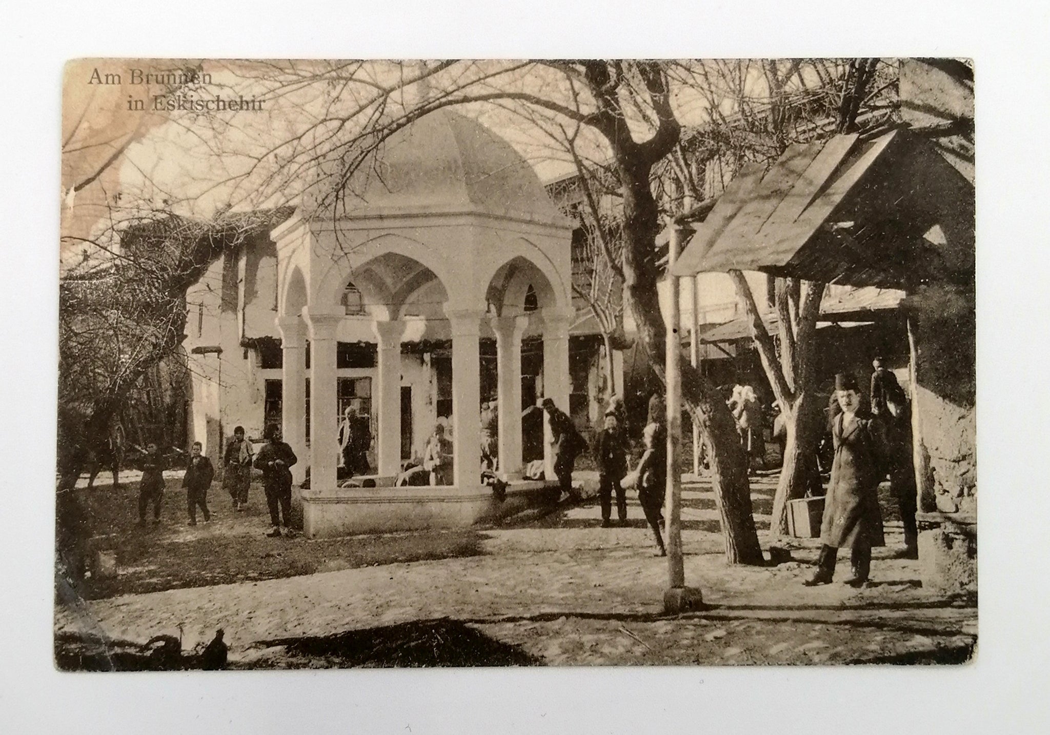 [KP / OSMANLI DÖNEMİ ESKİŞEHİR - ÇEŞME] Am Brunnen im Eskischehir [i.e. Eskişehir'de su kuyusu] Osmanlı dönemi tipler görülmekte