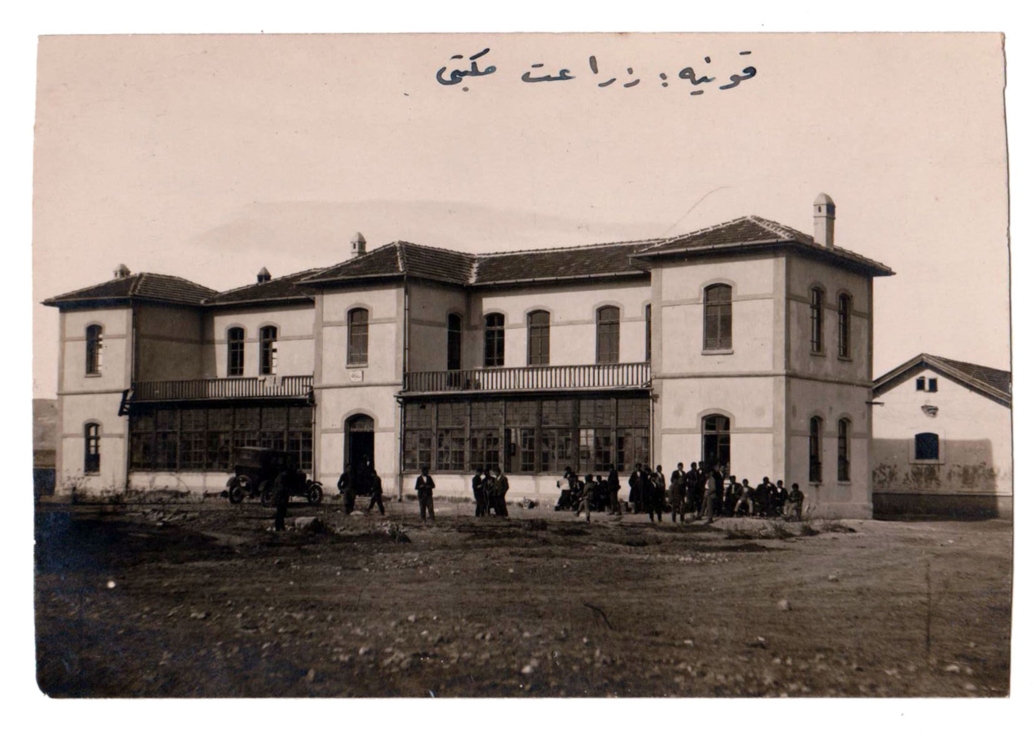 [FOTOĞRAF / EĞİTİM TARİHİ] Konya Ziraat Mektebi önünde Osmanlıca tabelası bulunan mektebin önünde öğrenciler ve Osmanlı dönemine ait otomobil bulunmakta