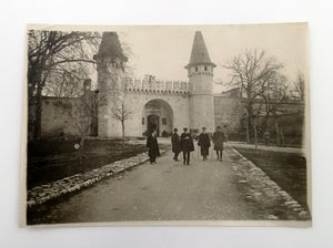 [FOTOĞRAF] Osmanlı Dönemi Topkapı Sarayı büyük kapısından çıkan, Osmanlı ve yabancı diplomatlar