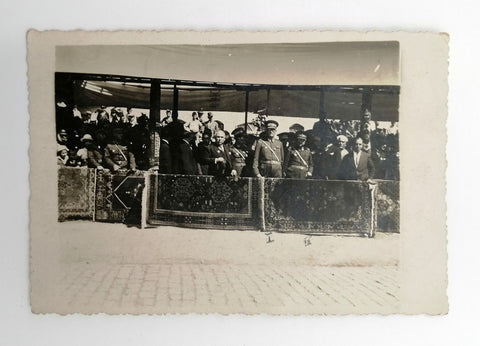 [FOTOĞRAF] [1933 - 30 Ağustos Zafer Bayramı hatırası] Göğsünde çok sayıda madalyalı olan Ali Sait Paşa, Ali Hikmet Paşa ve Adil Paşa ile çok sayıda asker ve sivil bir arada