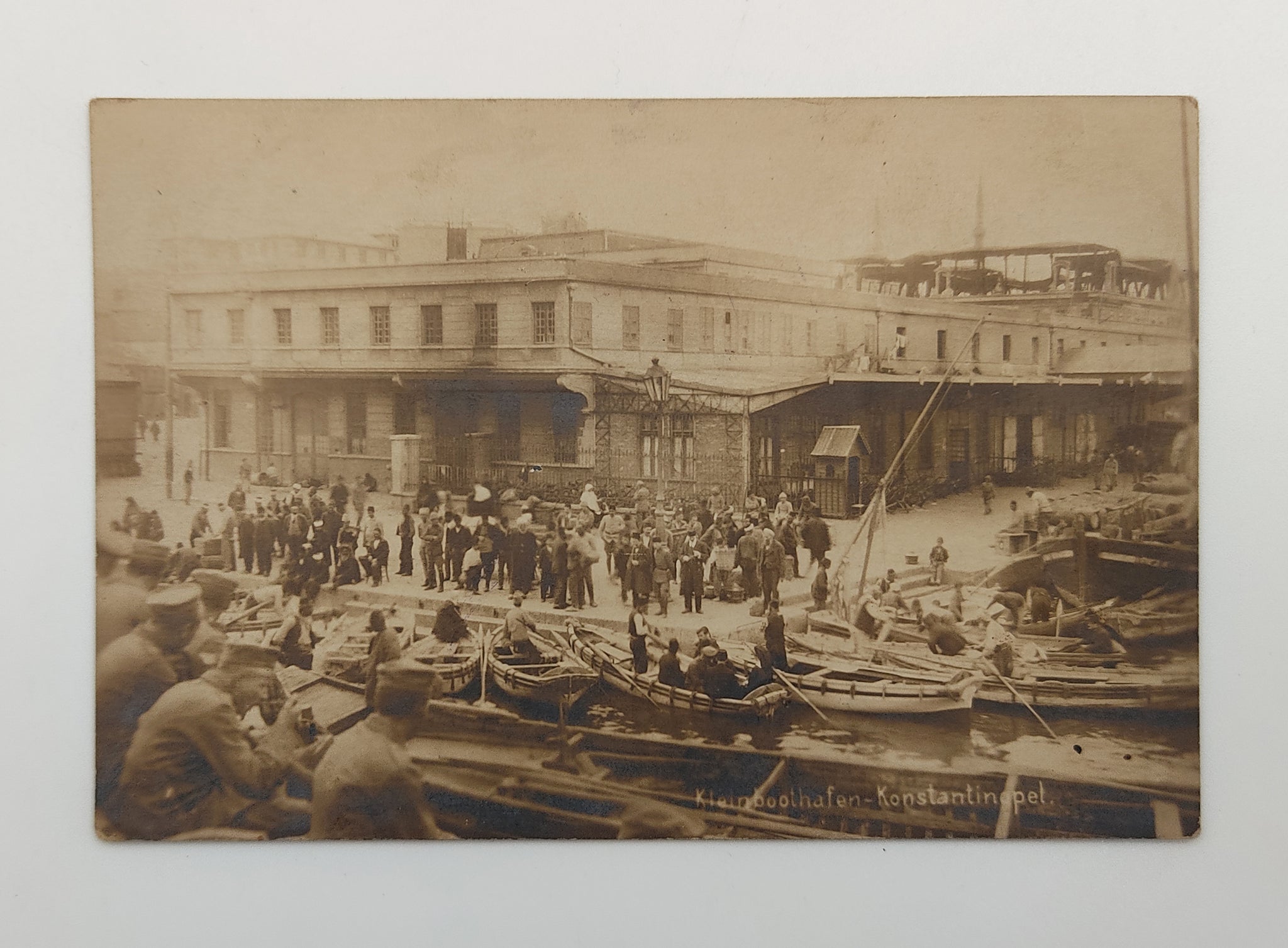 [FOTOĞRAF - GALATA KÜÇÜK LİMAN] "Erinnerung aus der Türkei, 1914-18, Kleinboothafen, Konstantinopel". 1. Dünya Savaşı dönemi Alman gemileri Galata'da küçük tekneler limanına yanaşırken, rıhtımda şeyhülislam, askerler ve politikacılar mevcut