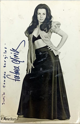 [İMZALI - FOTOĞRAF] Fatma Girik (1942-2022) ıslak imzalı orijinal fotoğraf. Fotoğraf: Stüdyo Yaşar