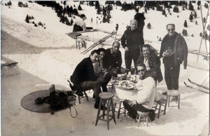 [ORİJİNAL FOTOĞRAF] Aralarında Müzeyyen Senar (1918-2015)'ın bulunduğu karlı dağlık bir alanda masanın etrafında oturan bir grubun fotoğrafı